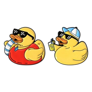 Cartoon Emaille-Pins kleine gelbe Enten mit Sonnenbrille und Schwimmring Dekoration