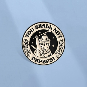 Divertente Spilla in Smalto Gatto Mago Lega di Zinco Tonda YOU SHALL NOT PSPSPSPS Meme Distintivo per Zaino Abbigliamento Unisex