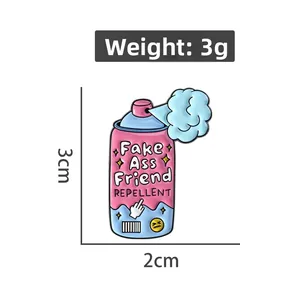 Détail du pin's émaillé en forme de spray rose avec le slogan Fake Ass Friend Repellent