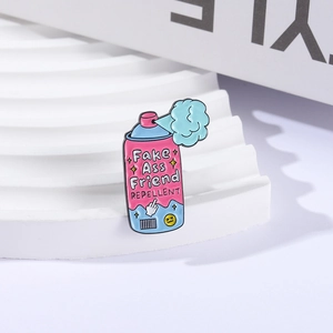 Pin's créatif spray rose avec slogan Fake Ass Friend Repellent pour décoration sac