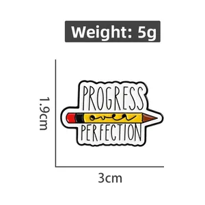 Vue détaillée montrant la taille 1,9x3 cm et le poids 5g du pin's crayon émaillé
