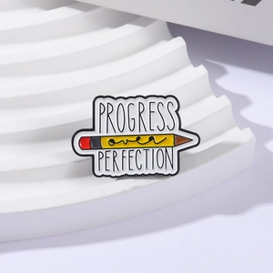 Broche en émail crayon avec texte PROGRESS over PERFECTION inspirante