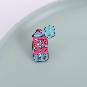 Broche en émail créative en forme de spray rose avec slogan Fake Ass Friend Repellent
