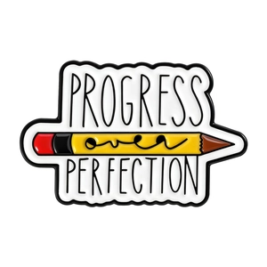 Pin's en émail avec crayon jaune et texte Progress over Perfection sur fond blanc pur