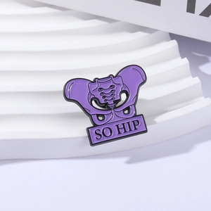 Spilla in smalto bacino viola con scritta SO HIP su supporto espositivo bianco