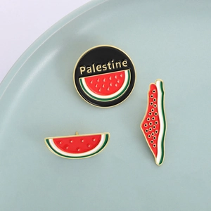 Set di tre spillette creative in smalto a anguria con tema Palestina su vassoio