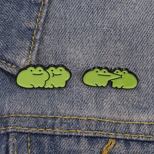 Lot de deux pins grenouilles vertes sur denim, badges créatifs de dessin animé mignon
