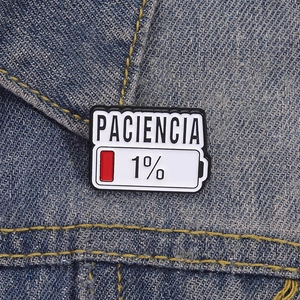 Kreative PACIENCIA Emaille-Anstecknadel mit 1% Akku auf einer Jeansjacke
