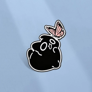 Épinglette en Émail Monstre Noir Dessin Animé Avec Papillon Rose Broche en Alliage de Zinc Badge pour Décoration Vêtements Sac à Dos Bijoux