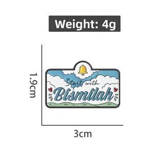 Vue détaillée du pin's émaillé avec citation Start with Bismillah, dimensions 3cm x 1,9cm