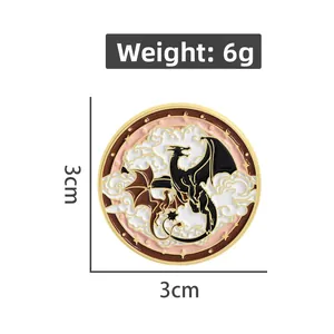 Detail der 3 cm runden Drachen-Emaille-Anstecknadel, 6 g, mit Goldrand und Wolken