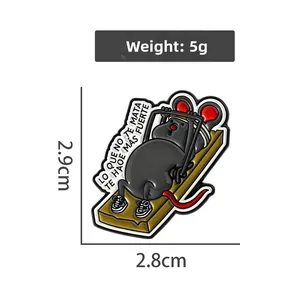 Funny mouse trap weightlifting enamel pin with Spanish quote and 2.9cm x 2.8cm dimensions