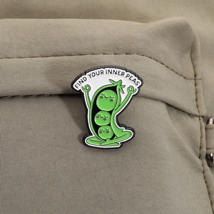 Gros plan sur l'épingle émaillée petits pois méditation avec texte Find Your Inner Peas