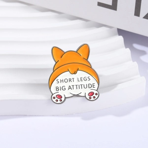 Pin's Corgi rigolo en émail avec slogan Short Legs Big Attitude sur socle blanc texturé