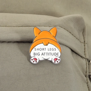 Détail du pin's Corgi en émail sur tissu avec citation 'Short Legs Big Attitude'
