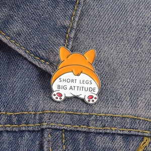 Pin's en émail fesses de Corgi avec texte Short Legs Big Attitude sur veste en jean