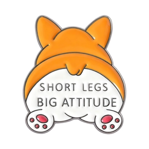 Pin's en émail Corgi rigolo avec texte Short Legs Big Attitude sur fond blanc