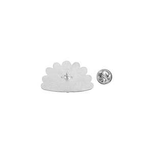 Détail du dos de la broche paon avec fermoir papillon en métal et épingle fixe