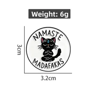 Vue détaillée du pin's chat noir en émail de 3,2 cm avec dimensions et poids de 6g