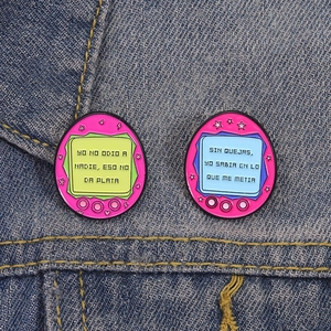 Pins en émail console de jeu rétro avec slogans espagnols sur tissu en denim bleu