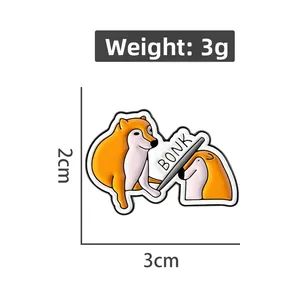 Détail du pin's émaillé Shiba Inu Bonk montrant les dimensions 2cm x 3cm et le poids 3g
