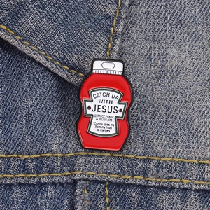 Lustige Ketchup-Emaillenadel mit Catch Up With Jesus Slogan auf einer Jeansjacke