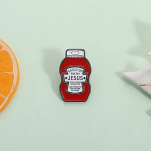 Ketchup-Flasche Emaille-Brosche mit Catch Up With Jesus Spruch auf grünem Grund