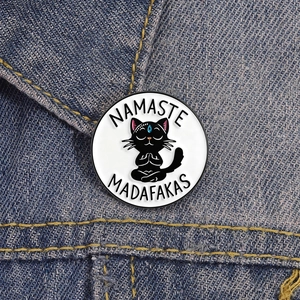 Pin's chat noir en méditation avec citation humoristique sur une veste en jean
