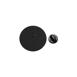 Vue détaillée du dos d'un badge en métal noir avec fermoir en caoutchouc sur fond blanc