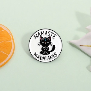 Épinglette en Émail Chat Noir Méditant Drôle Namaste Madafakas Citation Broche en Alliage Pour Sac à Dos Vêtements Décorative Unisexe