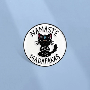 Yoga Meditation Schwarze Katze Emaille Brosche Pin Namaste Madafakas Lustiges Zitat Runde Zinklegierung Abzeichen Für Kleidung Rucksack Schmuck