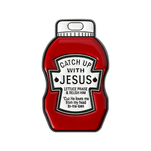 Kreative rote Emaille-Ketchup-Anstecknadel mit humorvollem Catch up with Jesus Text Design