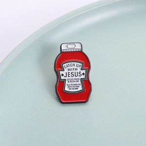 Lustige Ketchup-Flasche Emaille-Anstecknadel mit Catch Up With Jesus Slogan auf Keramik