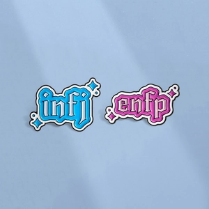 Broche en Émail MBTI Personnalité INFJ ENFP Badge en Alliage de Zinc Lettre Gothique Étoile pour Vêtements Sac à Dos Bijoux de Mode Unisexe