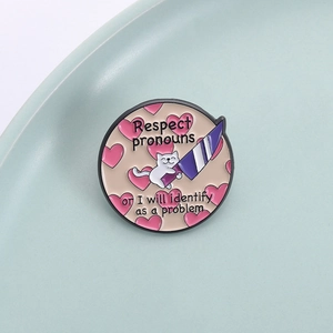 Pin's en émail chat avec couteau et slogan Respect Pronouns sur une assiette