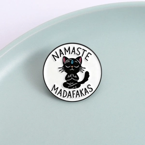 Broche en émail chat noir méditant avec texte Namaste Madafakas sur une assiette en céramique
