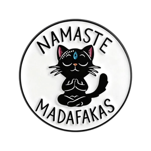 Pin's émaillé rond avec chat noir faisant du yoga et citation Namaste sur blanc