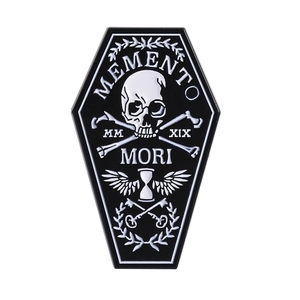 Spilla in smalto a bara gotica con teschio Memento Mori e ossa in bianco e nero