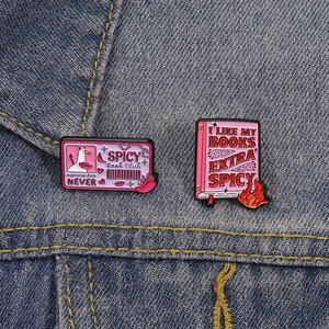 Broches émaillées roses amusantes club de lecture sur col de veste en jean