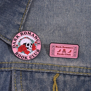 Broches émaillées Gothic Dark Romance Book Club avec crâne et rose sur tissu en jean