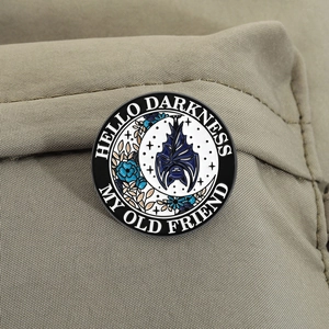 Broche ronde émaillée gothique avec chauve-souris et lune sur tissu kaki texturé