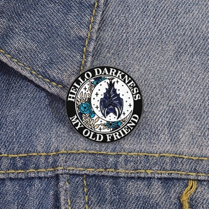 Pin's chauve-souris gothique sur veste en jean avec texte Hello Darkness My Old Friend