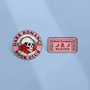 Gothik Dunkle Romanze Buchclub Emaille Anstecknadel Totenkopf Rose Blume Ticket Form Brosche Halloween Abzeichen Für Damen Herren Schmuck