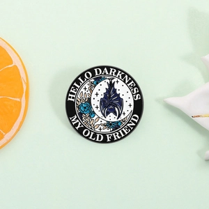 Broche gothique en émail chauve-souris avec croissant de lune et texte Hello