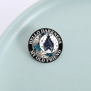 Broche gothique chauve-souris émaillée avec lune et texte Hello Darkness My Old Friend