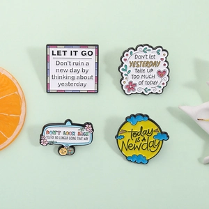 Ensemble de 4 broches émaillées modernes avec citations inspirantes sur fond vert clair