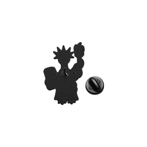 Vue macro du dos du pin's canard Statue de la Liberté noir avec fermeture papillon