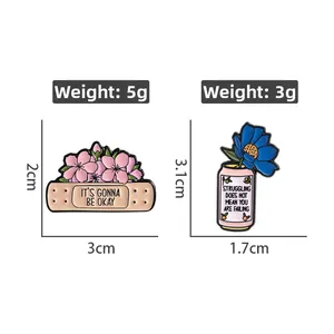 Vue détaillée de pin's en émail fleuris avec pansement et canette et leurs dimensions