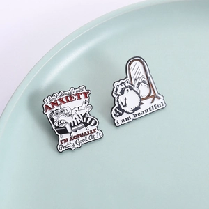 Lot de pins en émail raton laveur et chat anxieux sur plat céramique pour accessoires