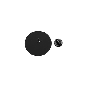 Dettaglio del retro della spilla in smalto nero opaco e dei fermagli in gomma sicuri